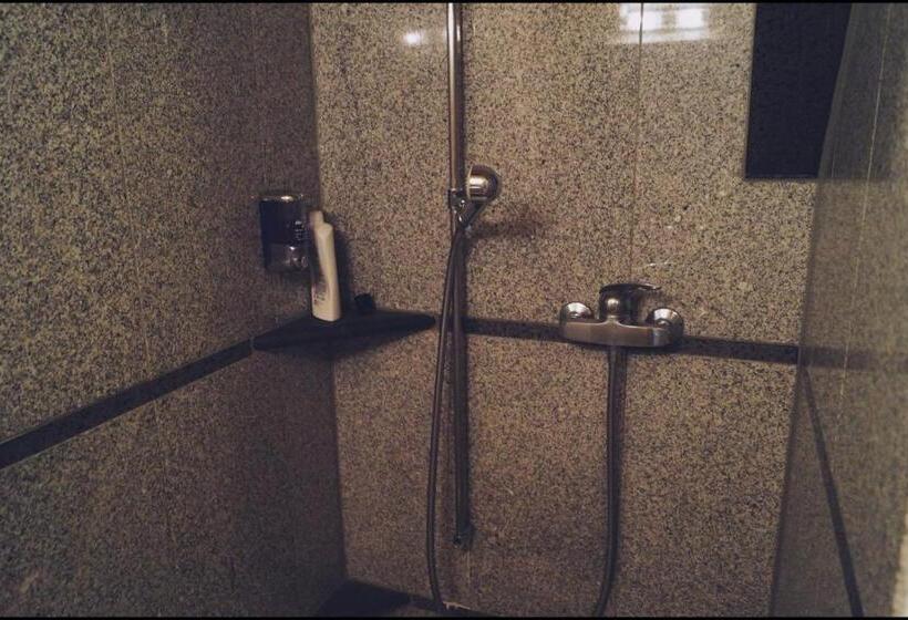 חדר סטנדרט לשלושה עם חדר אמבטיה משוף, Gasthof Kastanienbaum