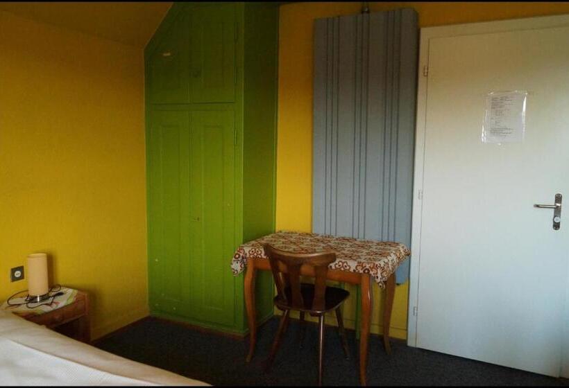 חדר סטנדרט לשלושה עם חדר אמבטיה משוף, Gasthof Kastanienbaum