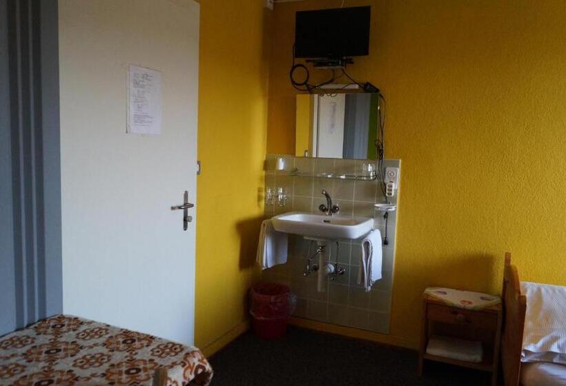 חדר סטנדרט לשלושה עם חדר אמבטיה משוף, Gasthof Kastanienbaum