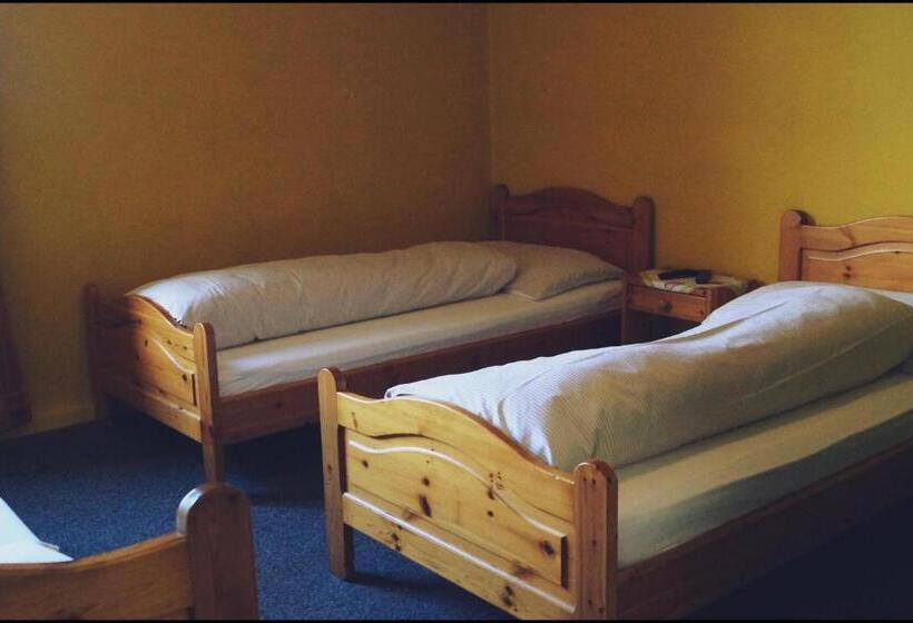 חדר סטנדרט לשלושה עם חדר אמבטיה משוף, Gasthof Kastanienbaum