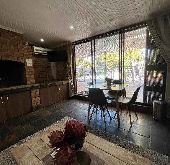 Семейный Номер Вид на Сад, Panorama Self Catering