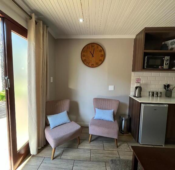 غرفة قياسية مطلّة علي حمام السباحة, Panorama Self Catering