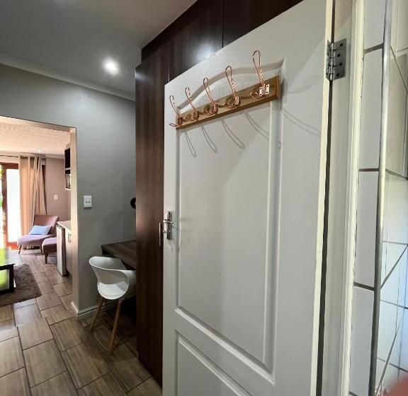 غرفة قياسية مطلّة علي حمام السباحة, Panorama Self Catering