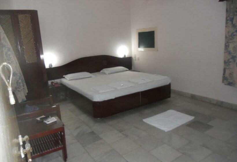 Номер Deluxe, Sadhabishegam