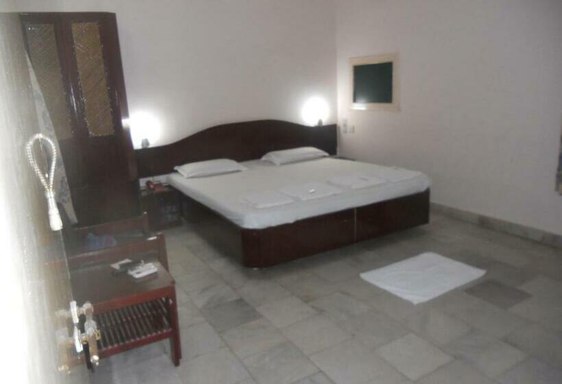 Номер Deluxe, Sadhabishegam