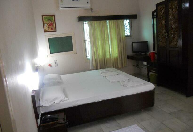 Номер Deluxe, Sadhabishegam