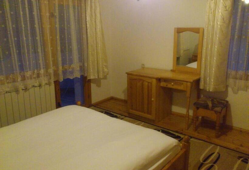 דירת חדר נוף לגינה, Yagodina Family