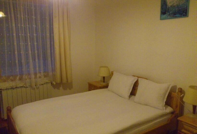 חדר סטנדרט לשלושה עם נוף לגינה, Yagodina Family