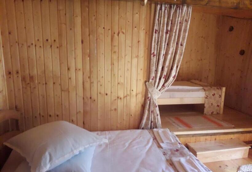 غرفة قياسية ثلاثية, Casa Bunicii