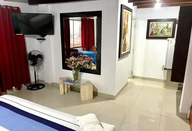 سوییت سوپریور, Hostal Ocean Pacifico