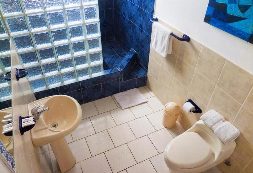 سوییت سوپریور, Hostal Ocean Pacifico