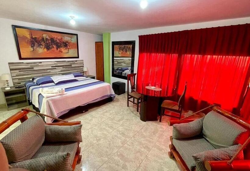 سوییت سوپریور, Hostal Ocean Pacifico