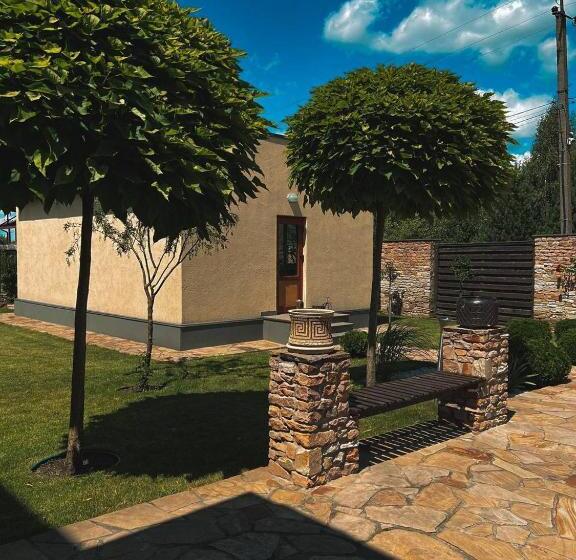 ویلای یک اتاق خوابه با استخر شنا, Chudodiyevo Park