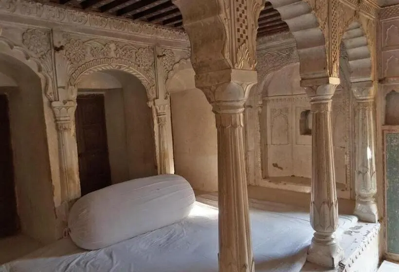 スタンダードルーム, Narayan Niwas Castle