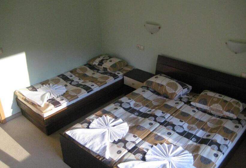 غرفة قياسية ثلاثية مزودة بشرفة, Restaurant Popini Laki