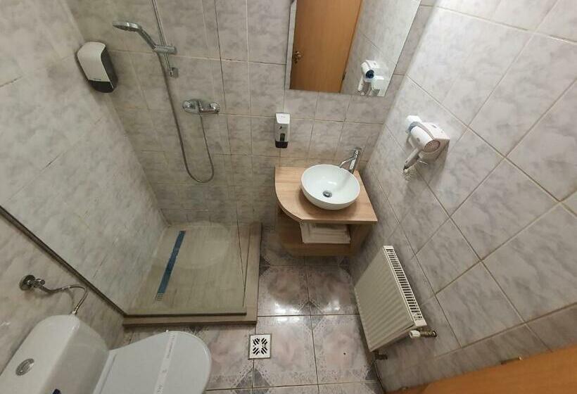 标准三人间, Mures