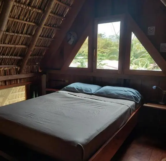 بانگلوی استاندارد, La Urraca Loca Hostel