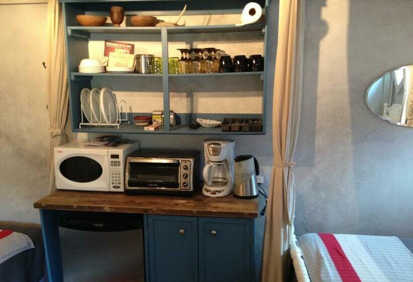 小室, Auberge Old Chelsea