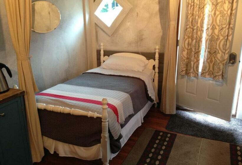 小室, Auberge Old Chelsea