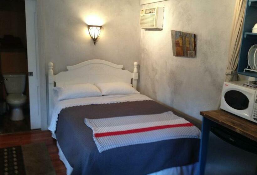 小室, Auberge Old Chelsea