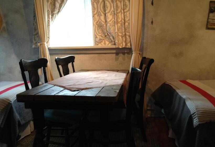 小室, Auberge Old Chelsea