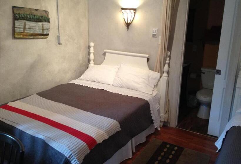 小室, Auberge Old Chelsea