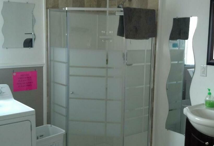 Standard Værelse Delt Badeværelse, Exploits Inn And Suites