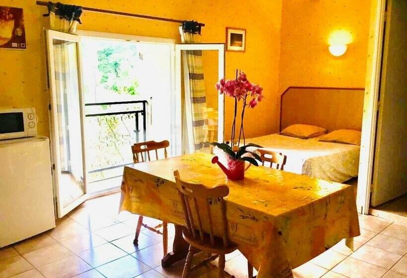 스탠다드 스튜디오 정원 전망, La Ferme De Montard