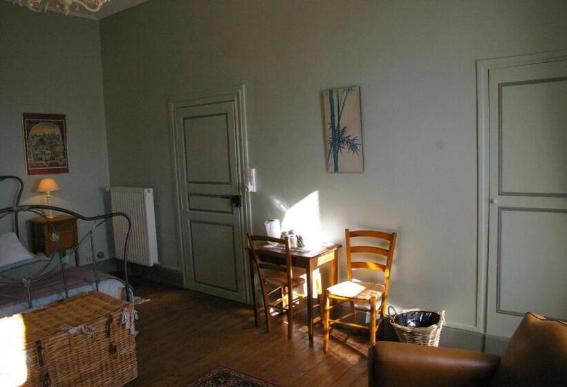 חדר סטנדרט לשלושה, L'impasse Du Temple