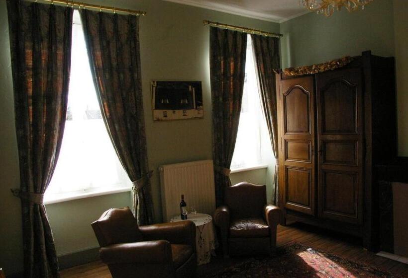 חדר סטנדרט לשלושה, L'impasse Du Temple