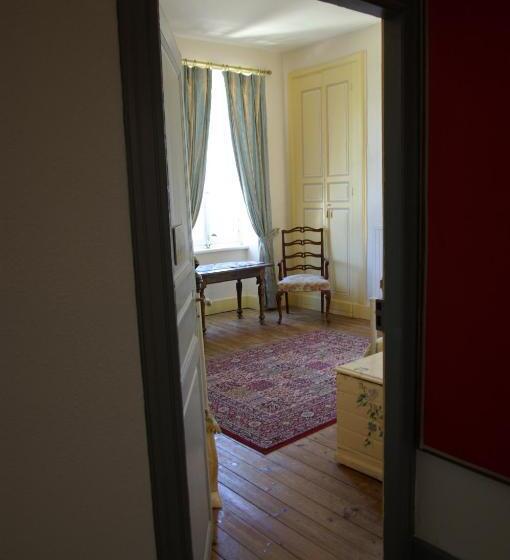 חדר סטנדרט לשלושה, L'impasse Du Temple