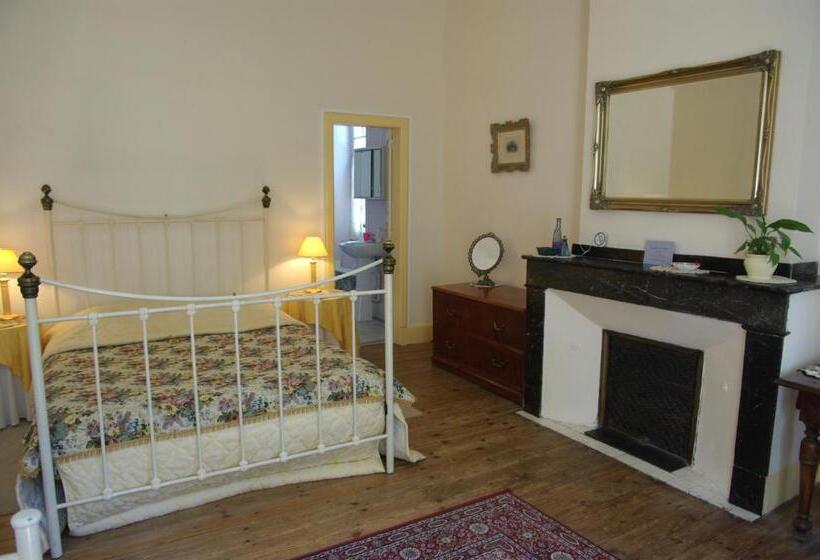 חדר סטנדרט לשלושה, L'impasse Du Temple