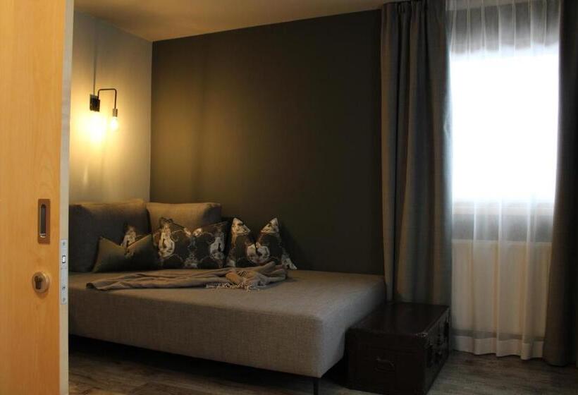 דירת חדר, Das Moriggl