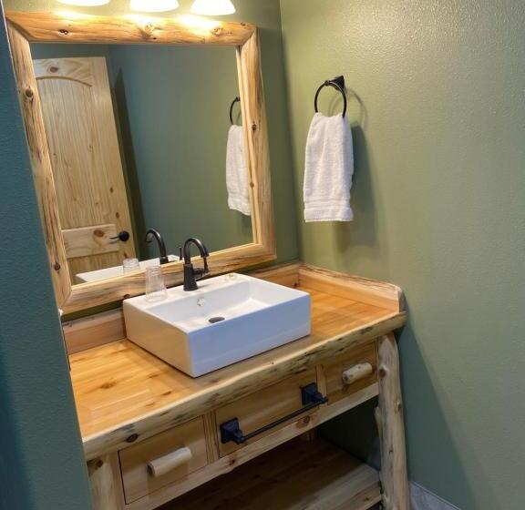 带大床的复式套间, Summit Lake Lodge