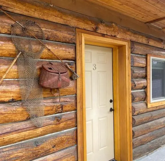 キングサイズベッドのデラックススイート, Summit Lake Lodge