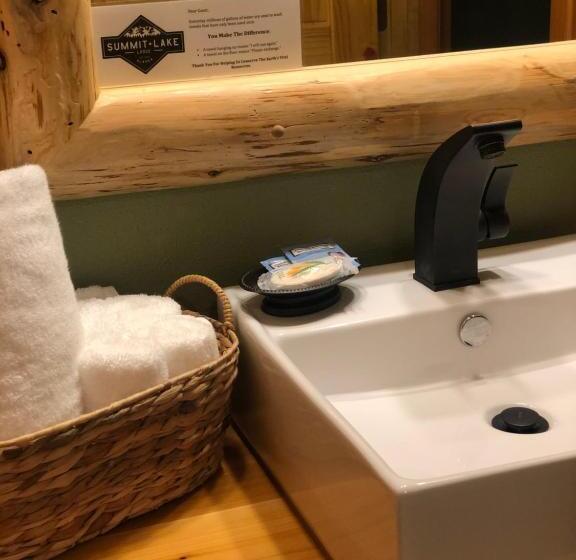 家庭套房, Summit Lake Lodge