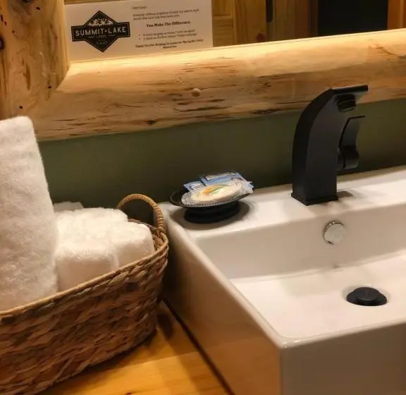 スイート（家族用）, Summit Lake Lodge