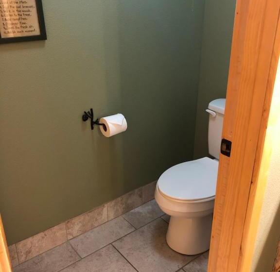 标准平房, Summit Lake Lodge