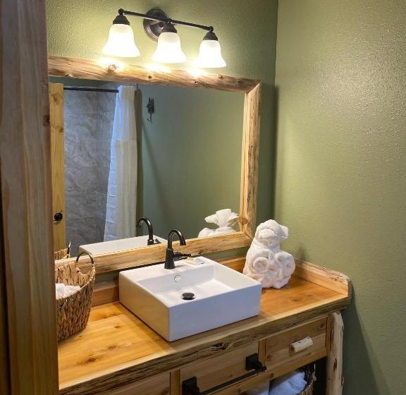 带大床的复式套间, Summit Lake Lodge