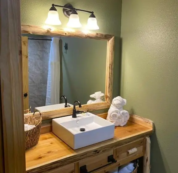 キングサイズベッドのデラックススイート, Summit Lake Lodge