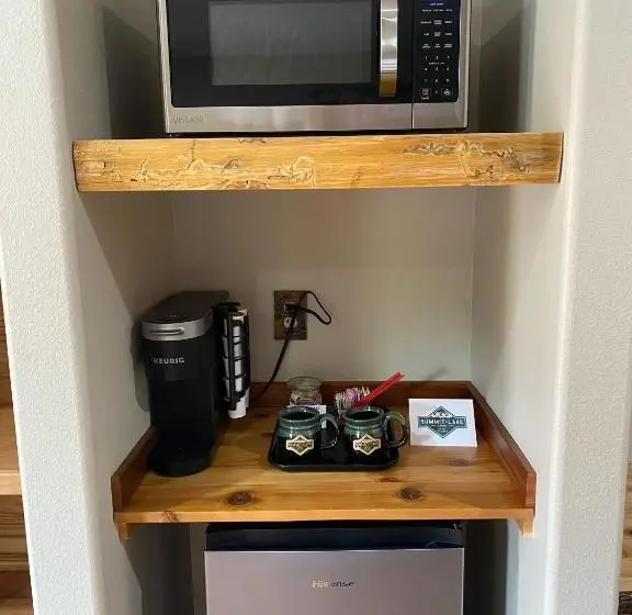 キングサイズベッドのデラックススイート, Summit Lake Lodge