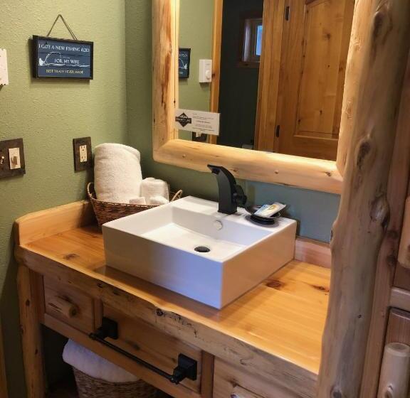 Family Suite, Summit Lake Lodge