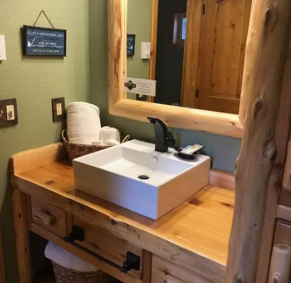 スイート（家族用）, Summit Lake Lodge