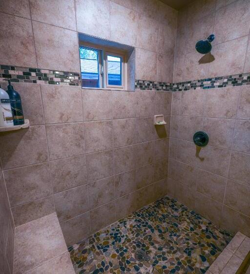 家庭套房, Summit Lake Lodge