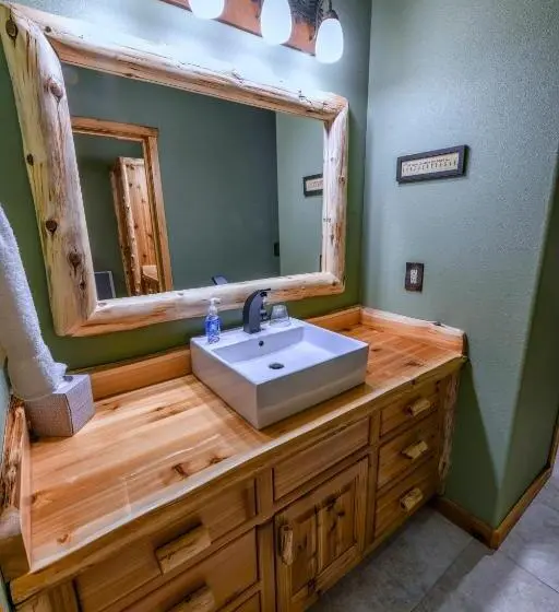 スイート（家族用）, Summit Lake Lodge