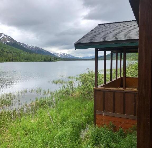 标准平房, Summit Lake Lodge