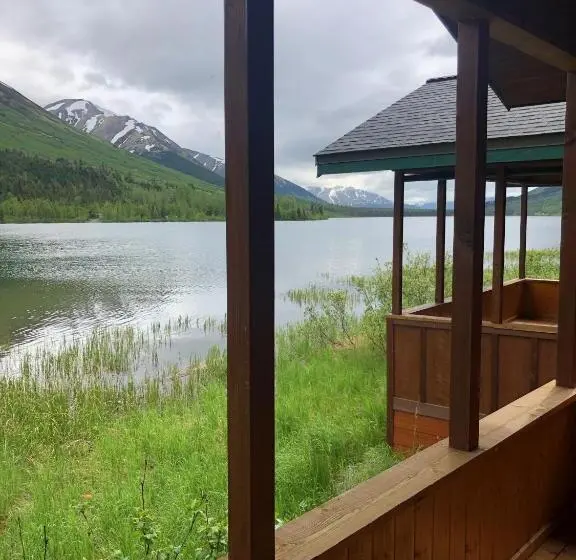 スタンダードバンガロー, Summit Lake Lodge