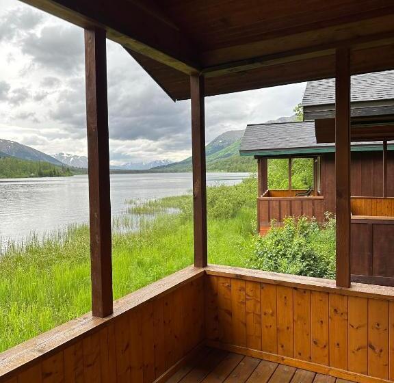 标准平房, Summit Lake Lodge