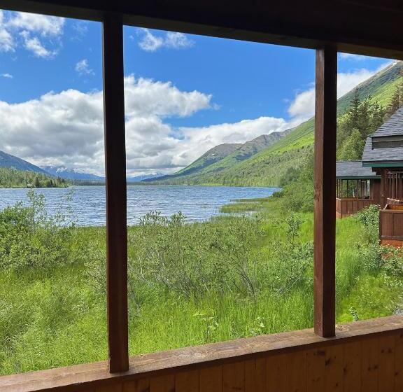 标准平房, Summit Lake Lodge