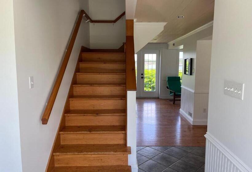 منزل غرفتين نوم, Groundswell Pub & Inn